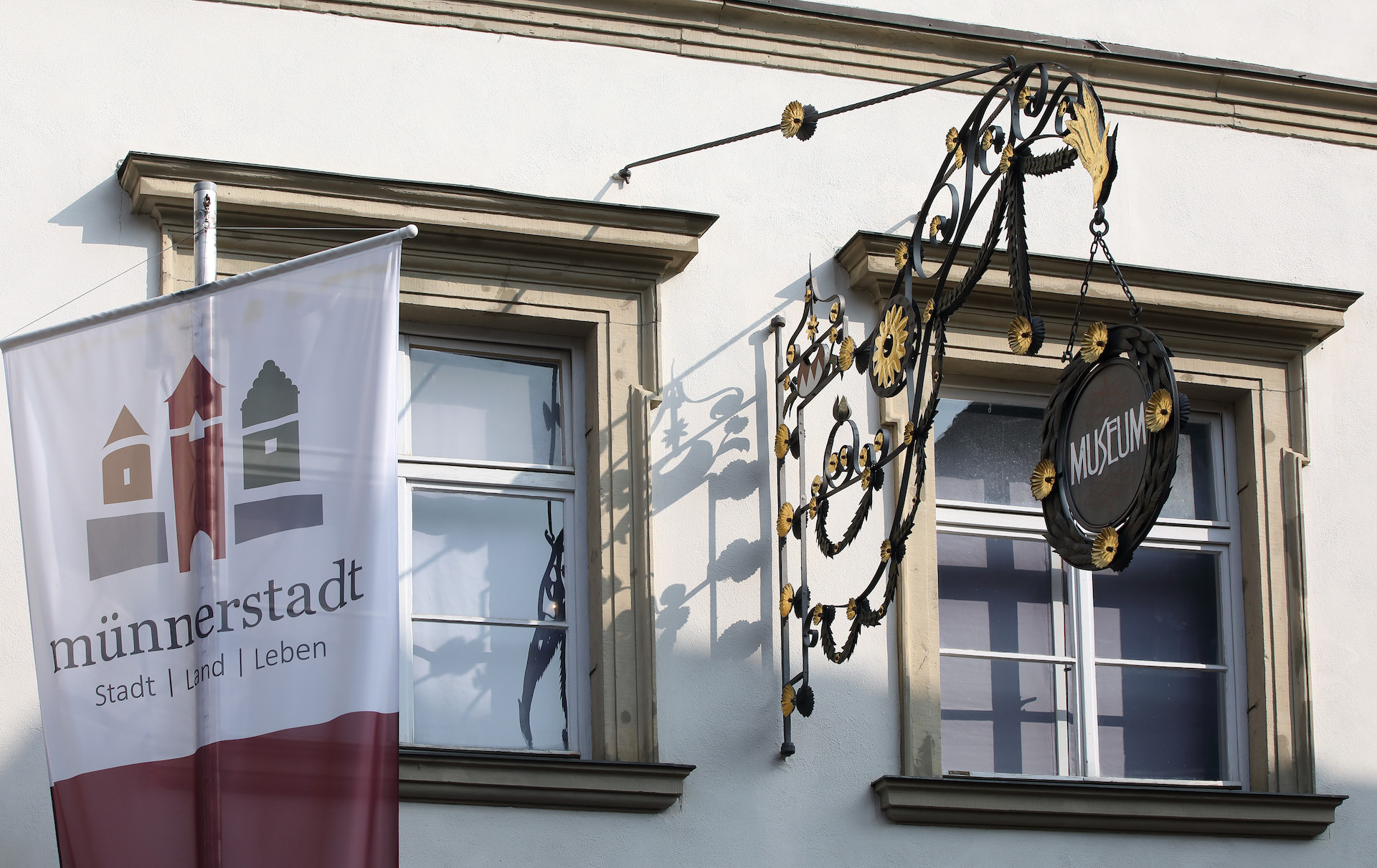 Detail an der Au&szlig;enfassade des Deutschordensschlosses: Historischer Ausleger als Hinweis auf das Museum