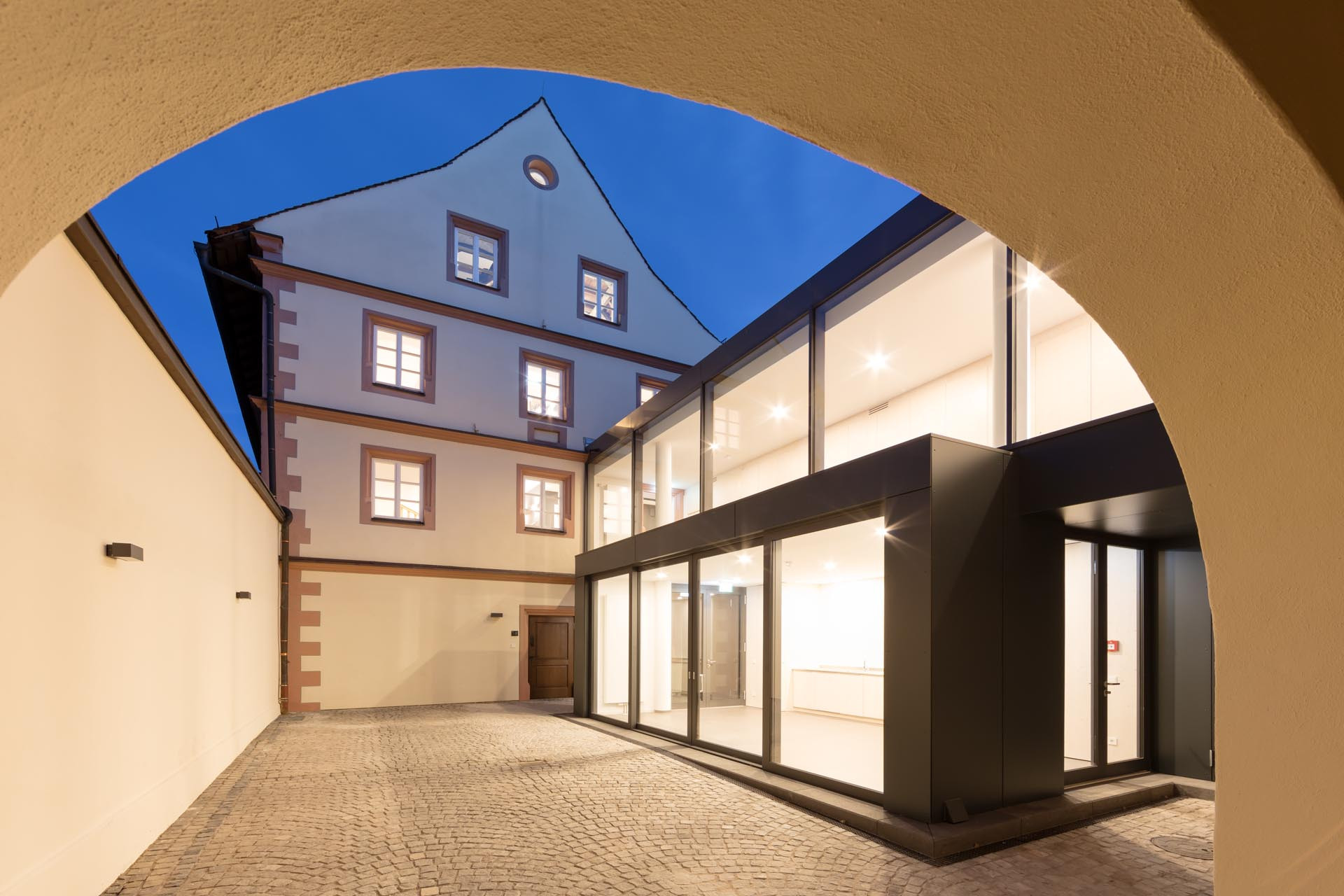 Innenhof der Museen in der Schranne, Bad K&ouml;nigshofen, bei Nacht